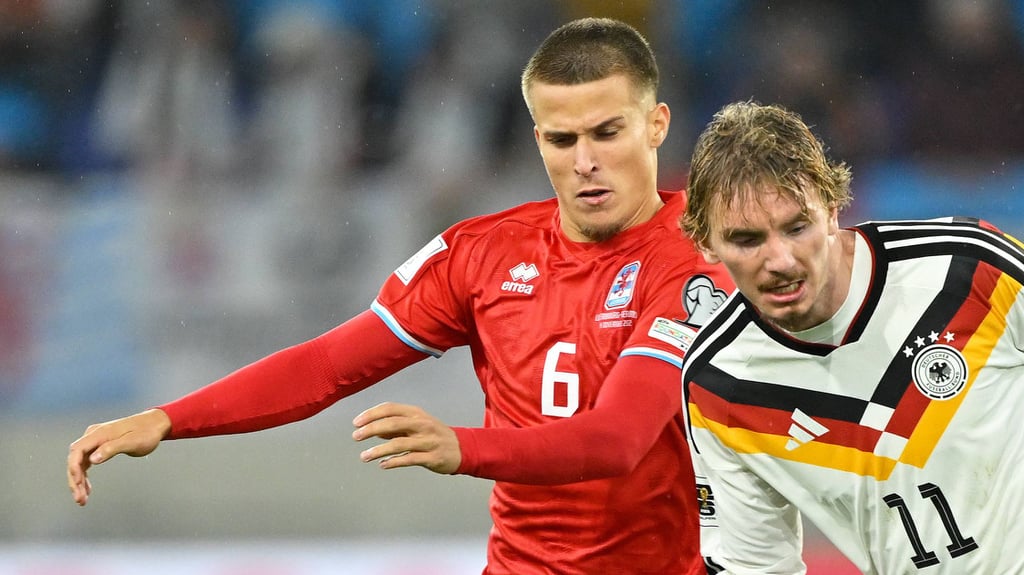 Tomas Moreira im Duell mit Nick Woltemade beim WM-Qualifikationsspiel zwischen Luxemburg und Deutschland: Offenbar hat der 1. FC Magdeburg Interesse an Moreira.