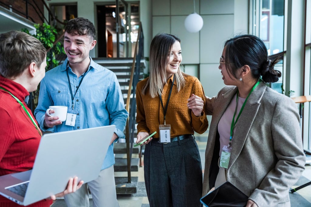 Gelegenheit für Humor und eine positive innere Haltung: Beschäftigte können sich auch eigeninitiativ für mehr Spaß bei der Arbeit einsetzen.