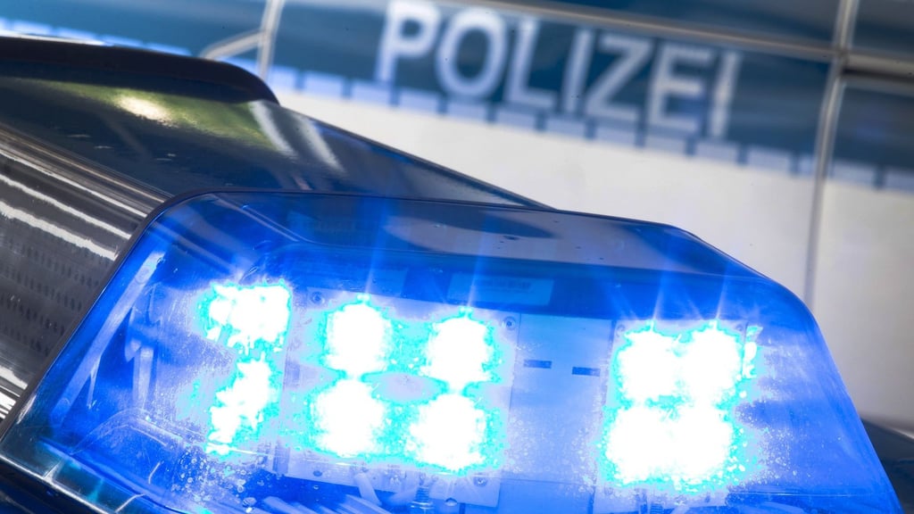 In Neustadt am Rübenberge durchsuchen Einsatzkräfte der Polizei mehrere Wohnungen - und finden Waffen, Munition, Drogen sowie Kisten mit mutmaßlichem Diebesgut. (Symbolbild)