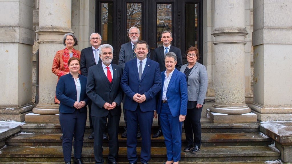 Nach der Neuwahl des Ministerpräsidenten in Sachsen-Anhalt bleibt die Regierungsmannschaft unverändert.