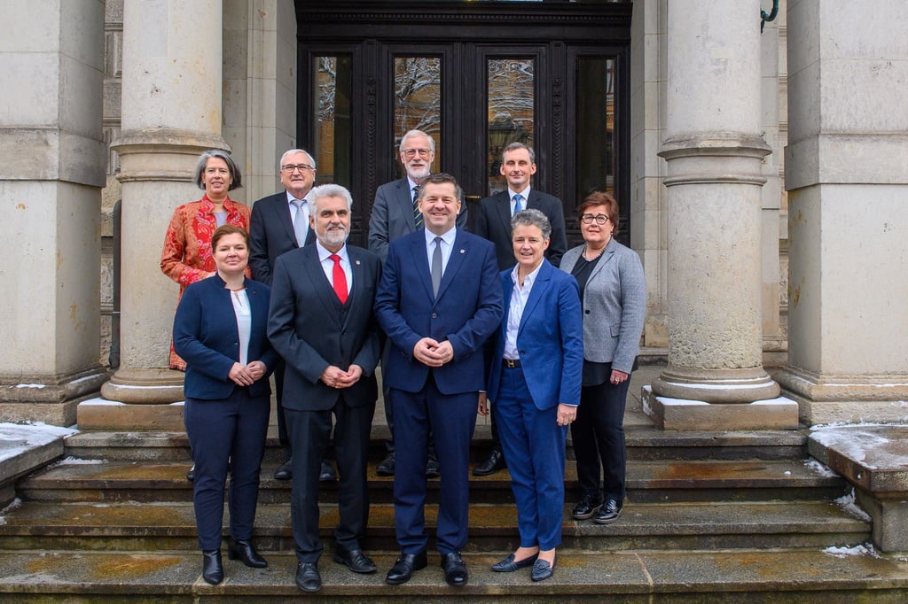 Nach der Neuwahl des Ministerpräsidenten in Sachsen-Anhalt bleibt die Regierungsmannschaft unverändert.