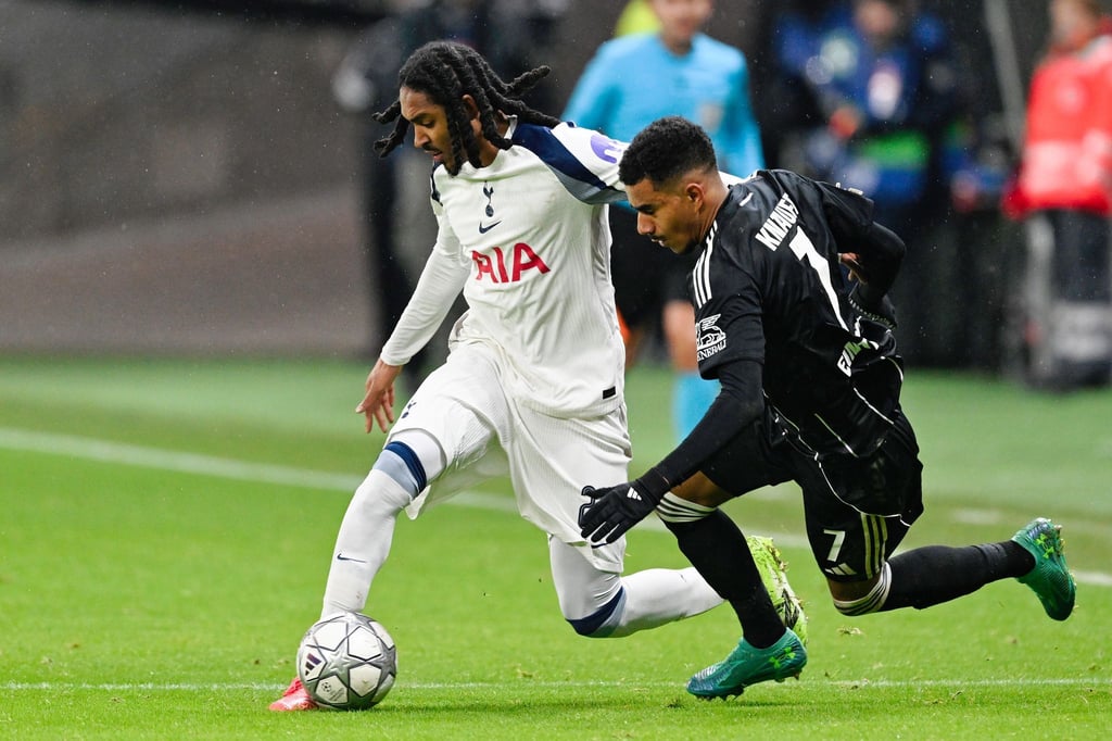 Eintracht Frankfurt mit Ansgar Knauff (r) und Tottenham Hotspur um Djed Spence (l) lieferten sich eine umkämpfte Begegnung.