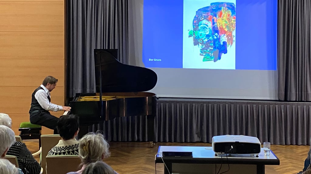 Ronny Kaufhold spielt beim traditionellen Neujahrskonzert der  Awo in Jerichow, ergänzt mit „Bildern einer Ausstellung“ von Rieke Schmieder.