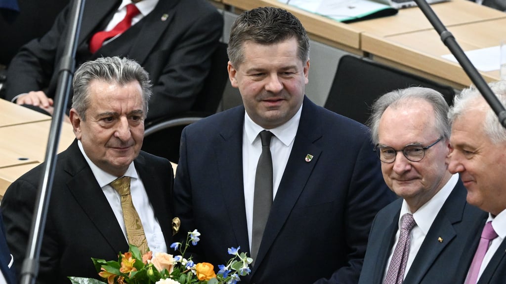 Sachsen-Anhalts neuer Ministerpräsident Sven Schulze nach seiner Wahl zusammen mit Landtagspräsident Schellenberger, seinem amtsvorgänger Reiner Haseloff und dem CDU-Fraktionsvorsitzenden Guido Heuer.&nbsp;&nbsp;