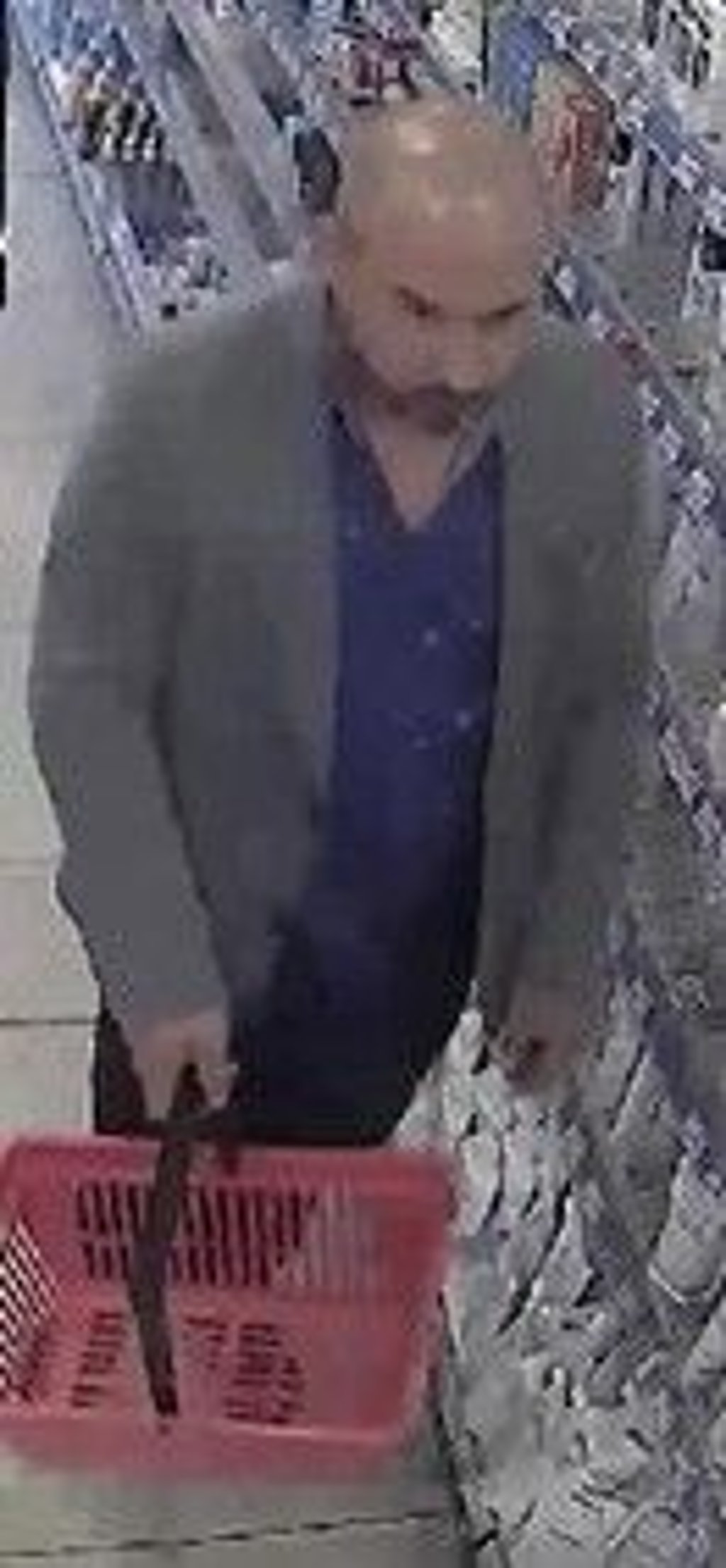 Mit Bilder einer Überwachungskamera sucht die Polizei jetzt nach zwei mutmaßlichen Tätern.