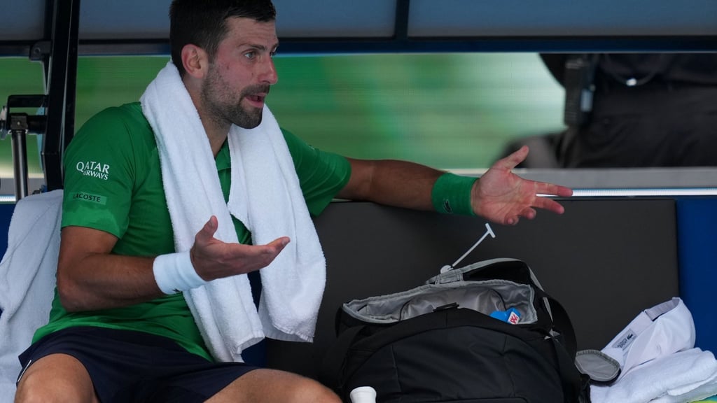 Novak Djokovic stand in Melbourne kurz vor dem Aus.