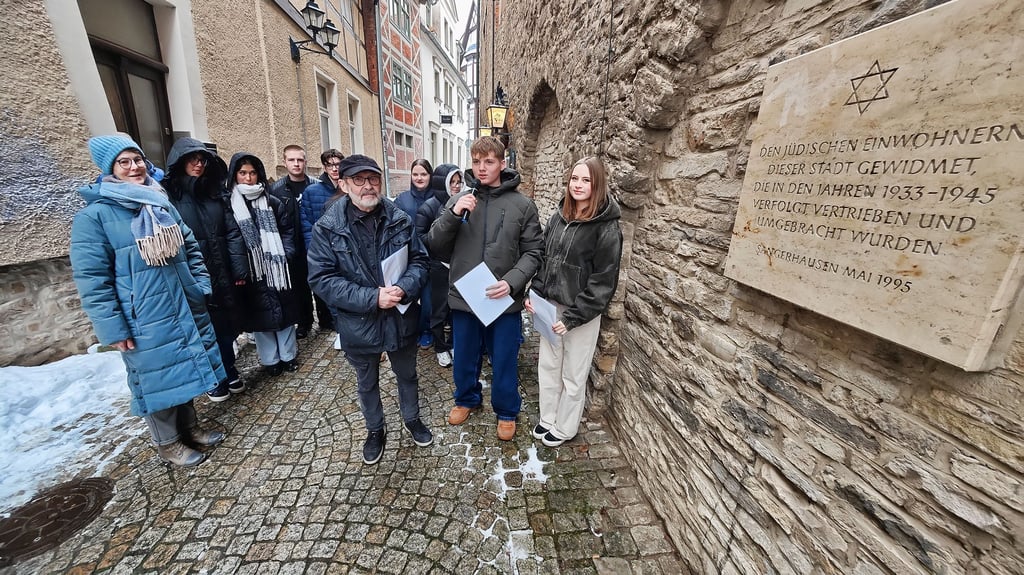 Menschen allen Alters gedachten am 27. Januar 2026 in Sangerhausen den Opfern des Holocaust.