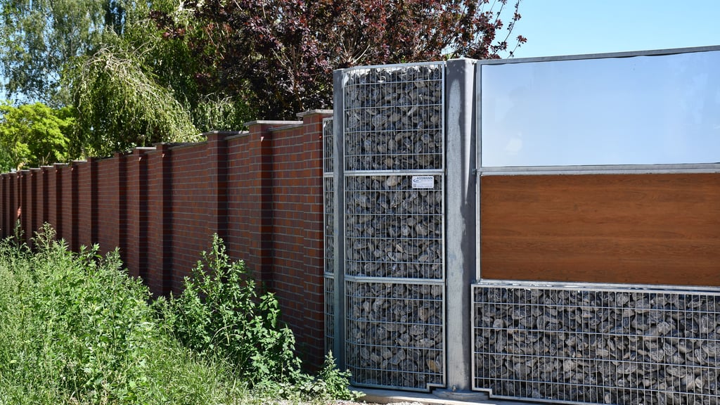 Entlang der künftigen Straßenbahnstrecke in Magdeburg wurde bereits an vielen Grundstücken ein neuer Sichtschutz errichtet. Zwei Eigentümer gingen aber leer aus. Nun hat der Stadtrat eine Entscheidung getroffen.