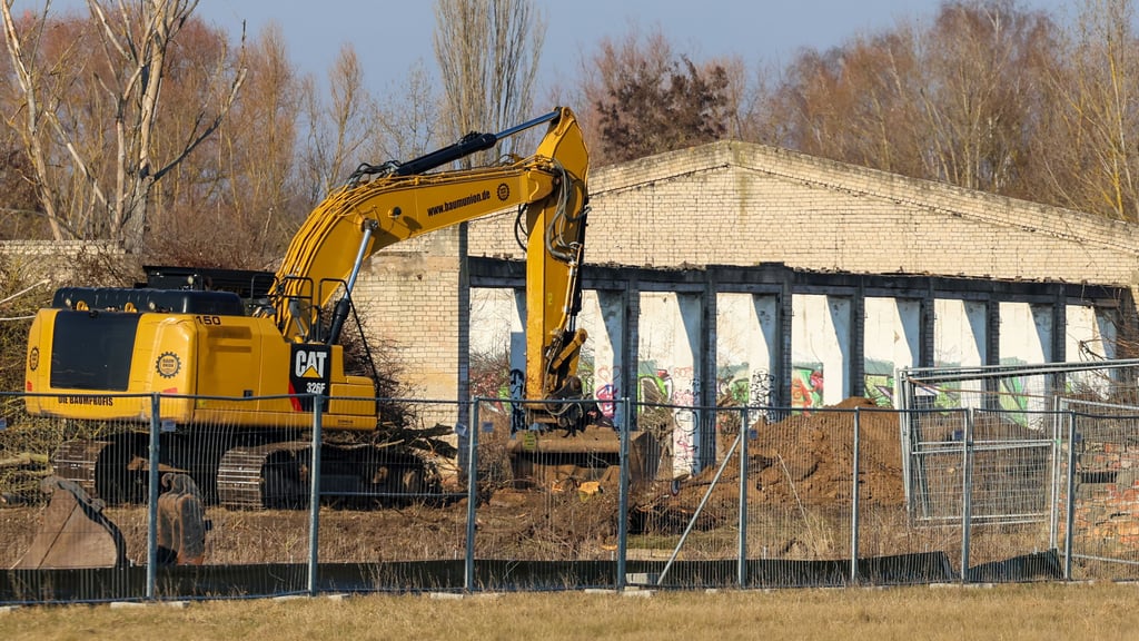 Die letzten Tage der ehemaligen Kaserne in Magdeburg sind gezählt. Auf dem Gelände sind bereits Bagger im Einsatz.