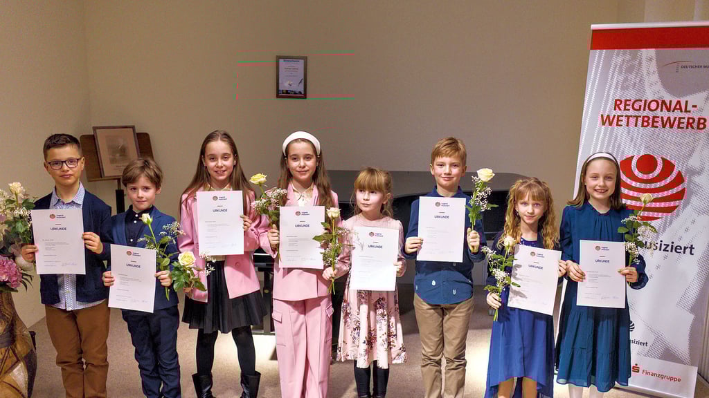 Bitterfelder Musikschüler der Altersgruppe Ib nach ihrem Auftritt beim Regionalwettbewerb „Jugend musiziert“