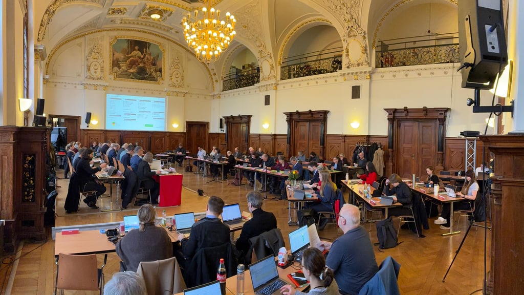 Der hallesche Stadtrat tagt im Festsaal des Stadthauses.