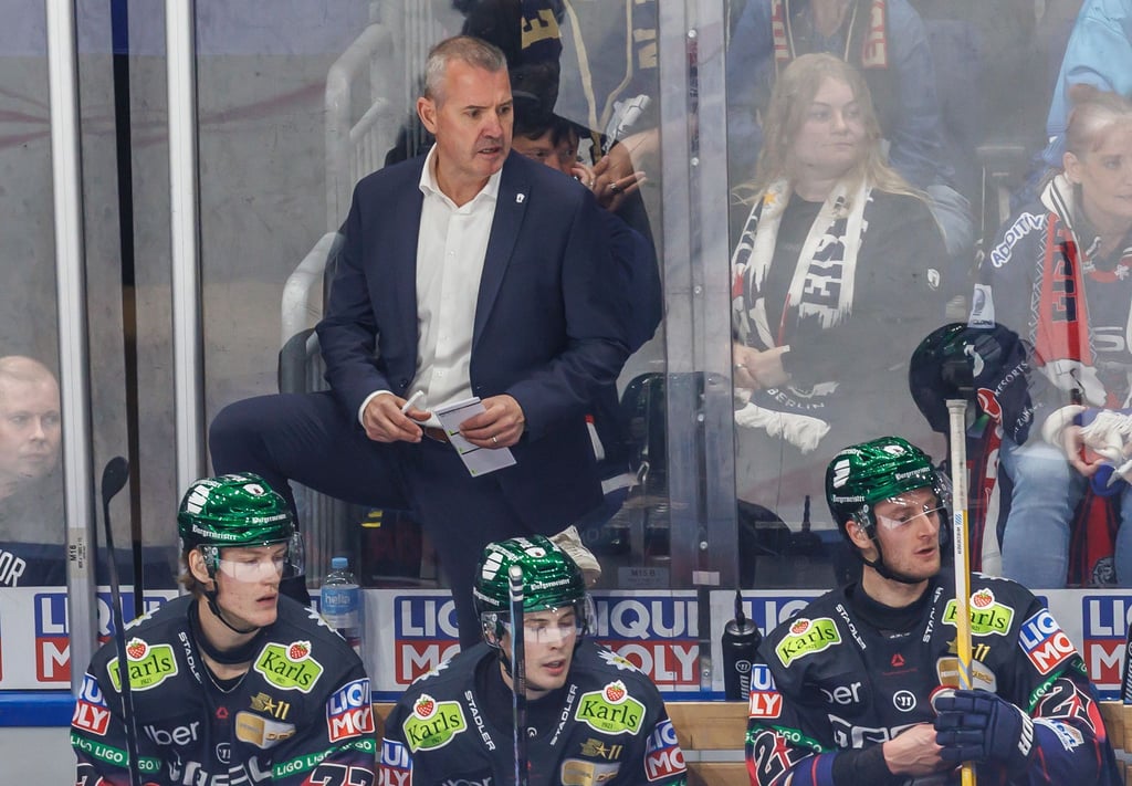 Auf Trainer Serge Aubin und die Eisbären Berlin wartet nach der Olympia-Pause eine Menge Arbeit.