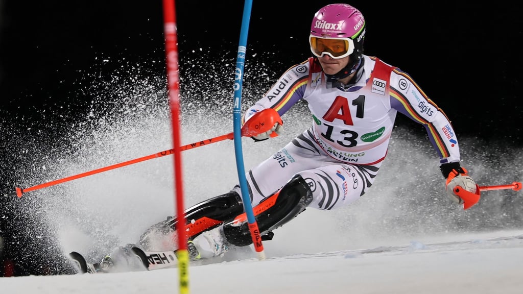 Linus Straßer kommt beim Slalom von Schladming nicht ins Ziel.