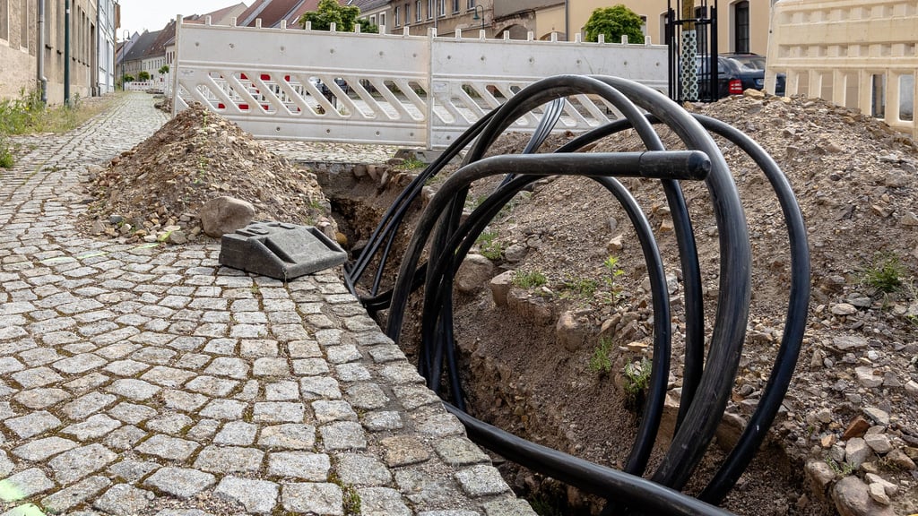 Auf einer Baustelle zur Verlegung eines Hausanschlusses - ähnlich wie auf diesem Symbolfoto - ist in Deuben im Burgenlandkreis ein Starkstromkabel gestohlen worden.