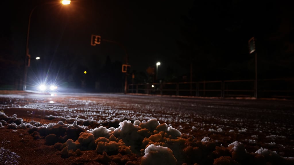 Bei Unfällen auf den verschneiten Straßen in Niedersachsen bleibt es meist bei Blechschäden.