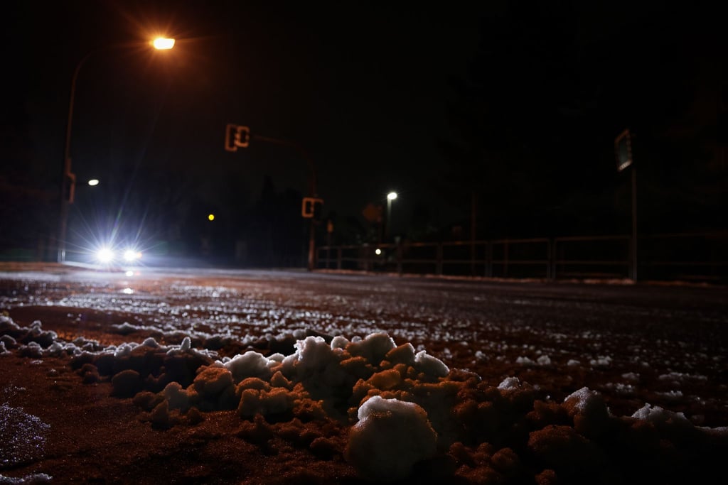 Bei Unfällen auf den verschneiten Straßen in Niedersachsen bleibt es meist bei Blechschäden.