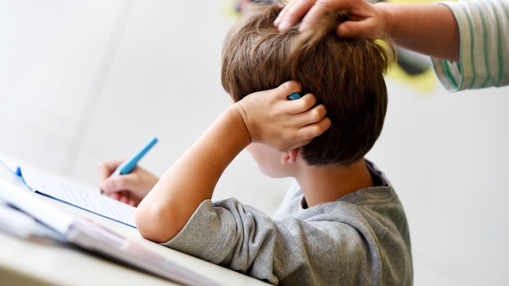 Die Wertschätzung kleiner Erfolge und Interesse am Schulalltag stärken das Selbstbewusstsein und die Lernmotivation.