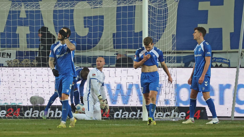 Zweimal wurden Dominik Reimann (Zweiter v. l.) und der 1. FC Magdeburg gegen Dynamo Dresden nach ruhenden Bällen erwischt.