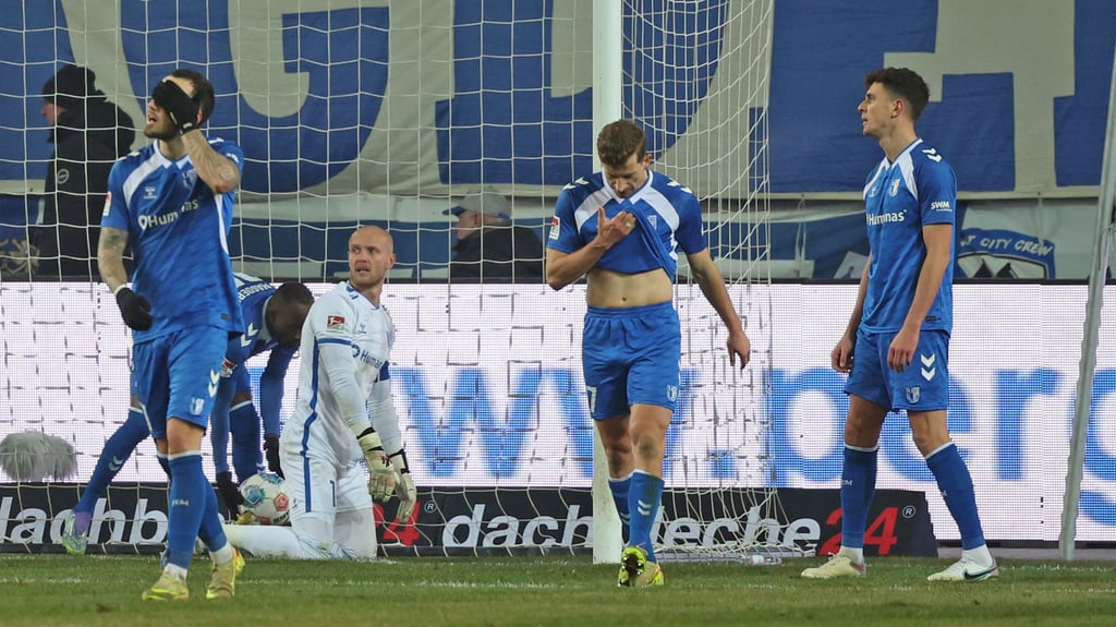 Zweimal wurden Dominik Reimann (Zweiter v. l.) und der 1. FC Magdeburg gegen Dynamo Dresden nach ruhenden Bällen erwischt.