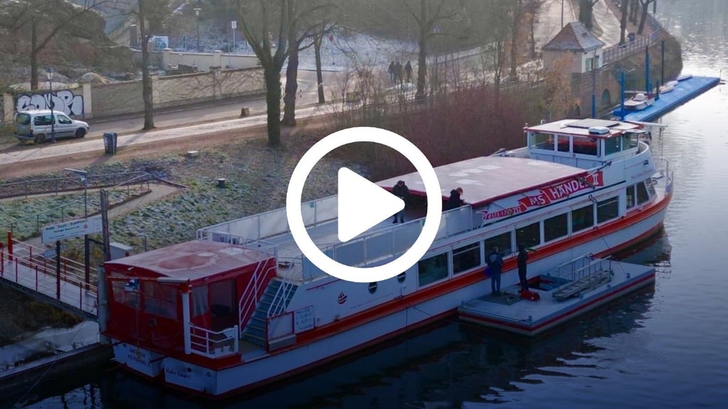 Viel Arbeit an Bord: Auch im Winter hat die Crew der MS „Händel II“ trotz eisiger Temperaturen viel zu tun, um das Schiff für die kommende Saison flottzumachen. 