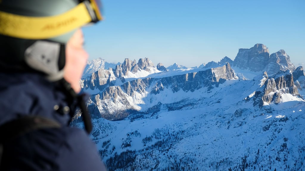 Eine Auslandsreisekrankenversicherung schützt bei Unfällen und Krankheiten im Urlaub vor hohen Kosten: Besonders wichtig ist sie beim Winterurlaub in den Bergen.