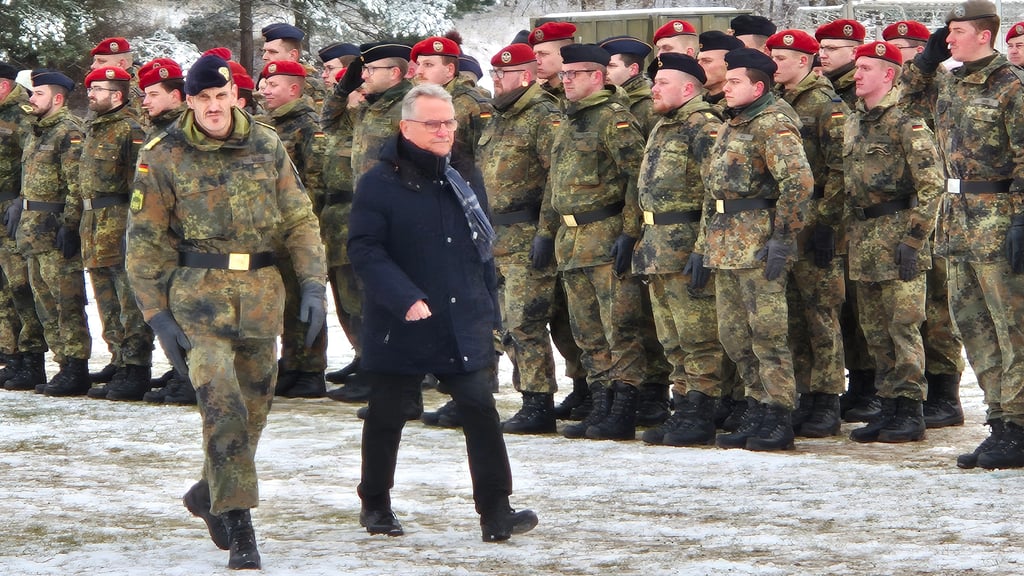 Bataillonskommandeur Sebastian Rades schritt die Frontlinie mit Staatssekretär Klaus Zimmermann ab.