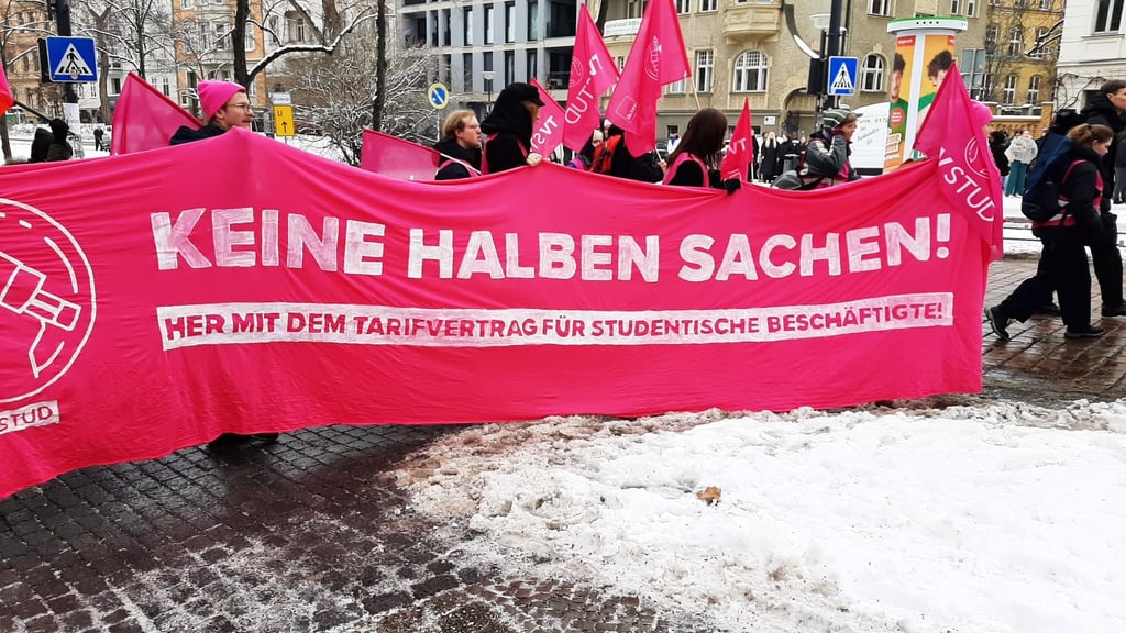 Gefordert wurde auch ein Tarifvertrag für studentische Beschäftigte.