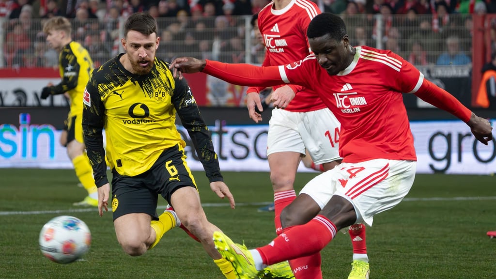 Stanley Nsoki (r) will gegen seinen Arbeitgeber mit Union wieder auf die Erfolgsspur zurück. (Archivbild)