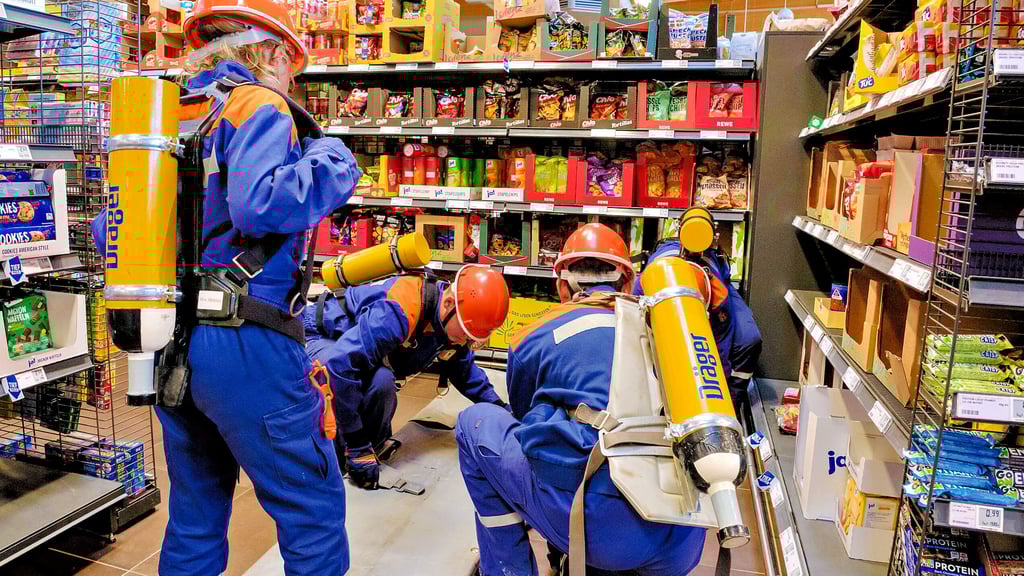 Nachwuchsgewinnung ist allen Gräfenhainichener Wehren wichtig: Zum einmal im Jahr stattfindenen Berufsfeuerwehrtag für die Jugendfeuerwehren der Stadt wird den Nachwuchsfeuerwehrleuten deshalb einiges geboten. Sie erleben   den Alltag mit zahlreichen Einsätzen, wie hier im Gräfenhainichener „Rewe-Markt“. 