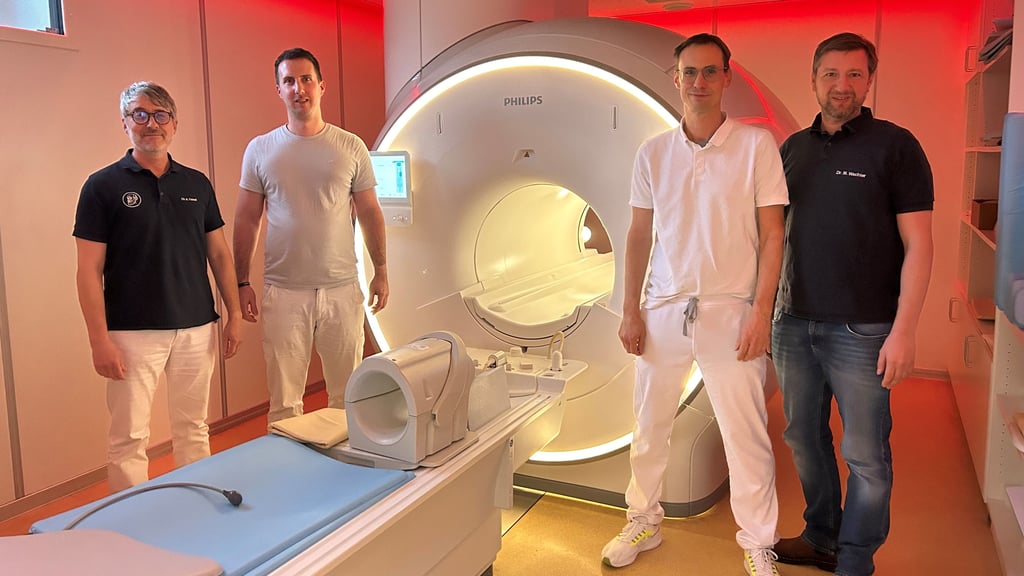 Die Ärzte der Radiologischen Gemeinschaftspraxis in der Pawlow-Poliklinik Andreas Fessel, Ralph Drewes, Bela Rogits, Matthias Wachter (von links) präsentieren ihr neues MRT-Gerät. 