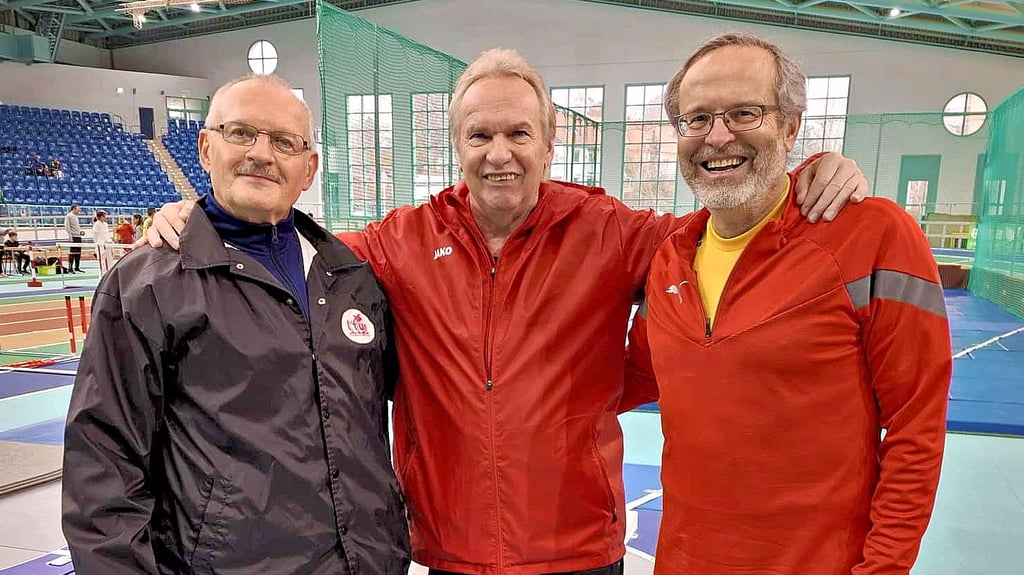 Reinhard Gehlhaar (Mitte) mit dem Sieger Klaus Lutter (rechts) und dem Drittplatzierten Dietmar Lange. 