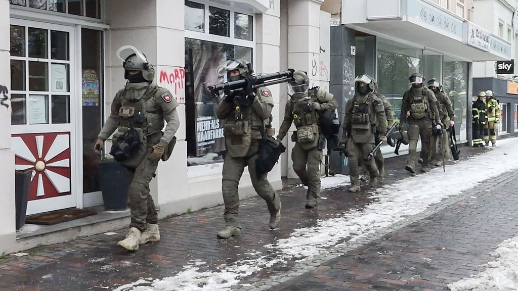 Spezialisten treten in Verhandlung mit einem Mann, der sich in einem Hotelzimmer verschanzt hat.