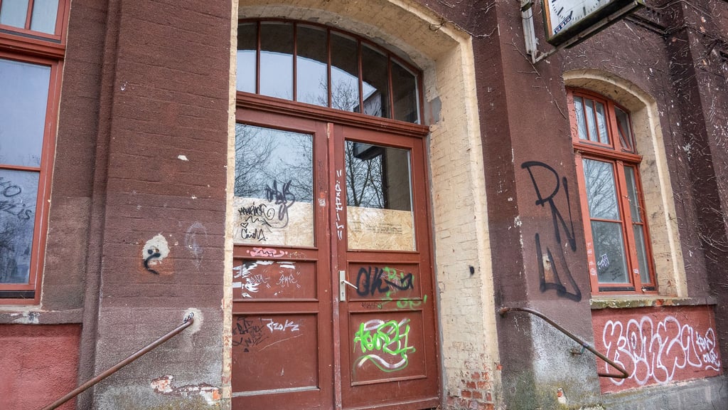 Die verrammelte, zugenagelte Tür zeugt davon, dass der Genthiner Bahnhofsbesitzer die Nase voll hat von Einbrechern. Er ergriff noch andere Maßnahmen.