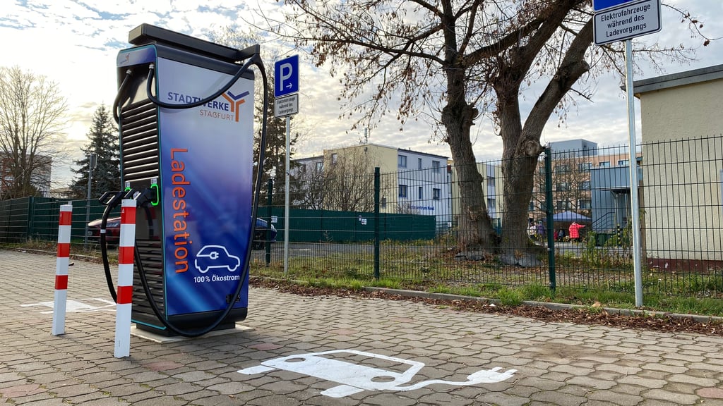 E-Autos und Ladepunkte: eine Ladesäule in Staßfurt-Nord, nahe dem Supermarkt Edeka und dem Altenpflegestützpunkt Dr.-Otto-Geiss-Haus.