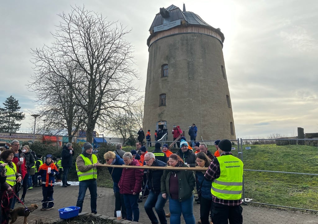 Es werden verschiedene Zwischenstopps eingelegt. Unter anderem an der Düppler Mühle in Neu-Olvenstedt.