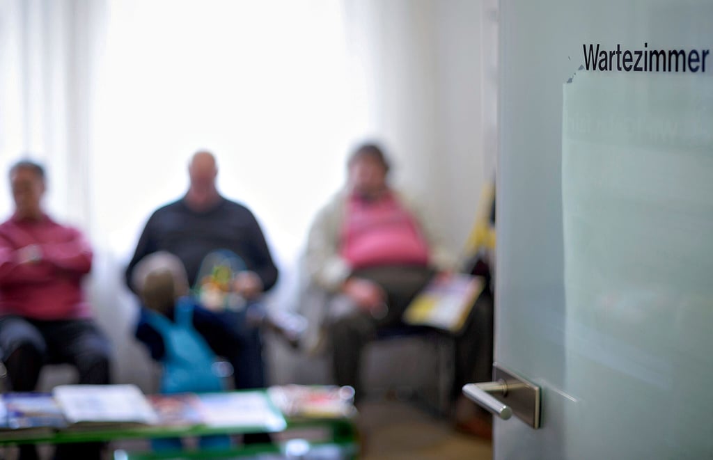 Volle Hausarzt-Praxen sind eher die Regel. Bei leichten Infekten kann man sich für ein paar Tage auch durch einen Anruf krankschreiben lassen.