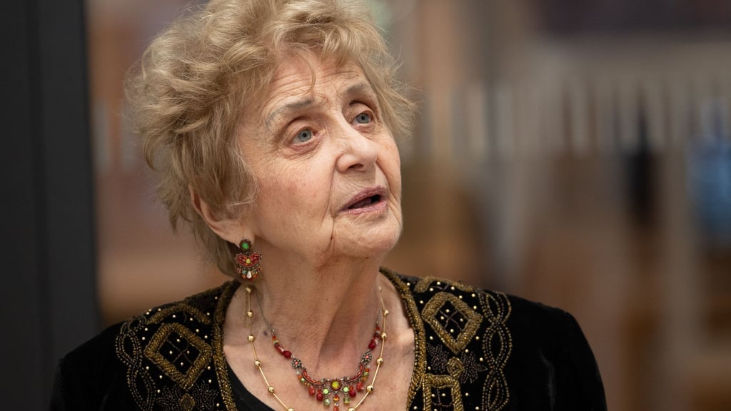 Tova Friedman, die als Kind das Vernichtungslager Auschwitz überlebte, ist auch heute - 81 Jahre nach der Befreiung des Lagers durch die Rote Armee - noch auf der Suche nach Gerechtigkeit.