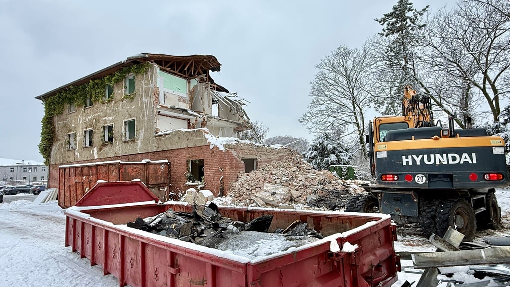 Auf dem ADA-Gelände laufen Abrissarbeiten. Unter anderem soll ein neuer Parkplatz entstehen. 