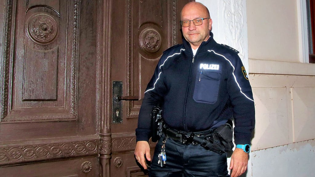 Calbes Polizist André Bellmann vor dem Standort am Marktort. 