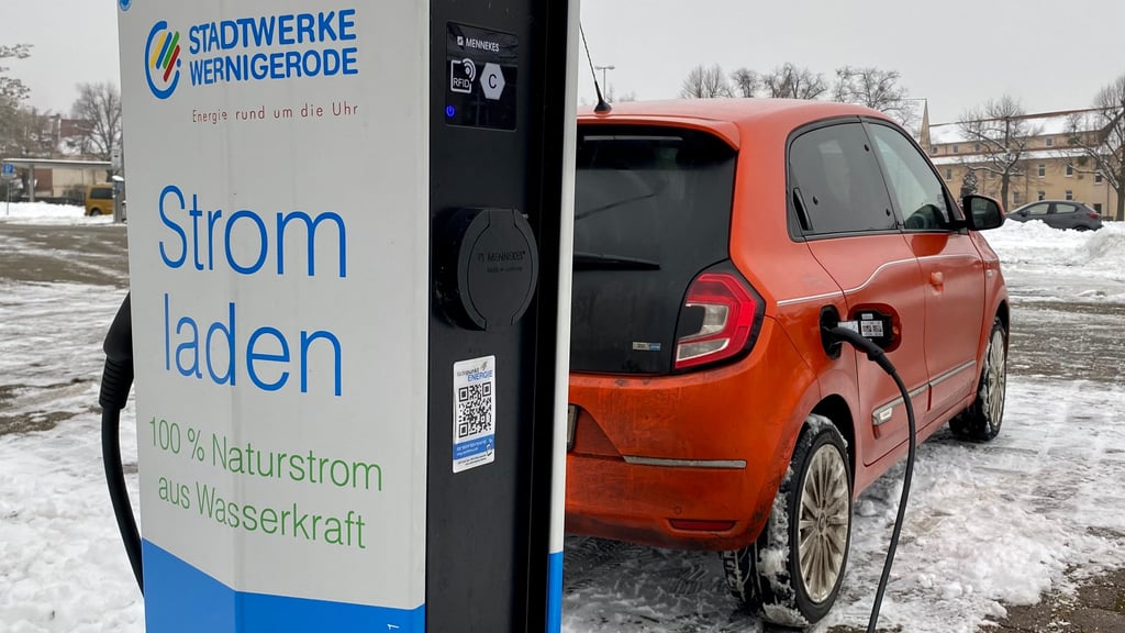 Auf dem Großparkplatz Anger lädt ein E-Auto an einer Ladesäule der Stadtwerke Wernigerode.
