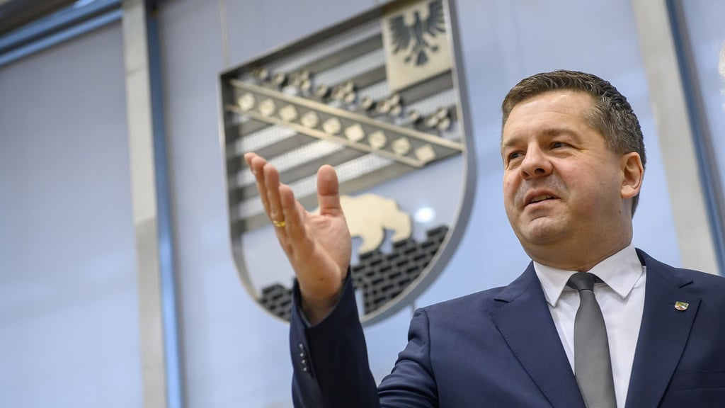 Im Magdeburger Landtag wird ein neuer Ministerpräsident gewählt. Sven Schulze (CDU) steht zur Wahl.