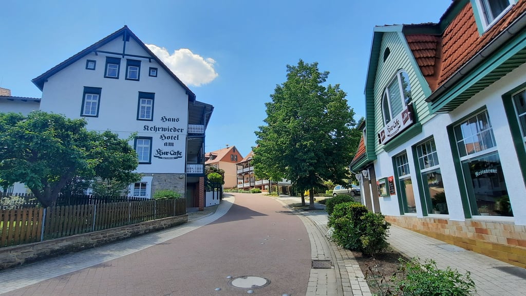 Vor mehr als 100 Jahren wurde das Familienunternehmen gegründet, zu dem das Restaurant „Kur-Café" und das Hotel „Haus Kehrwieder“ in Bad Suderode gehören. 
