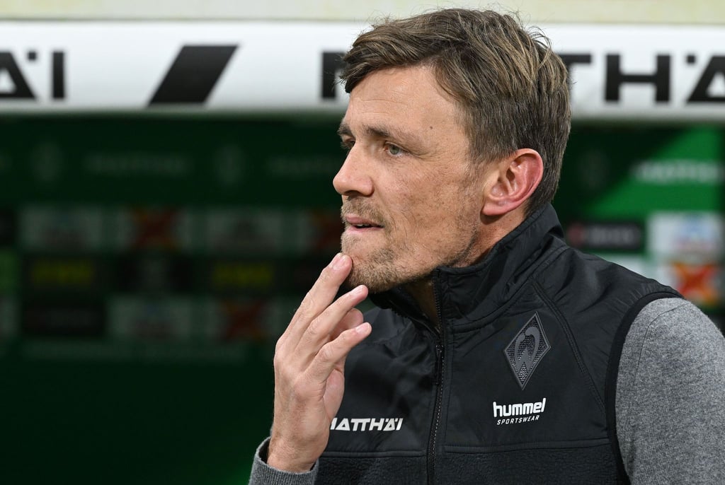 Steht vorerst hinter seinem Trainer: Werder-Sportchef Clemens Fritz. (Archivbild)