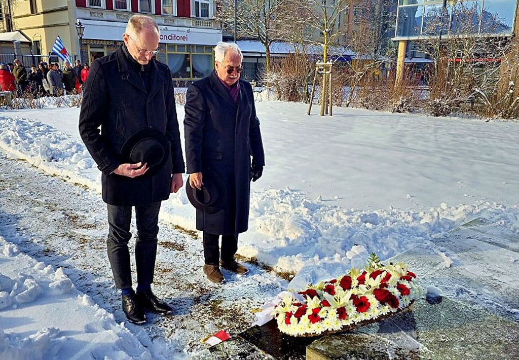 Bürgermeister Andreas Dittmann und der Stadtratsvorsitzende Helmut Seidler legen zum Gedenken einen Kranz nieder.