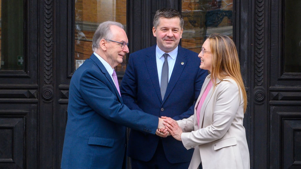 Der frisch gewählte Ministerpräsident Sven Schulze mit Ehefrau Kathe und Amtsvorgänger Reiner Haseloff am Mittwoch vor der Magdeburger Staatskanzlei.