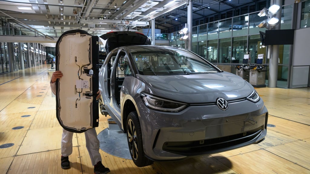 Die Gläserne Manufaktur von VW empfängt ab Donnerstag wieder Besucher zu Führungen im künftigen Innovationscampus (Archivbild).