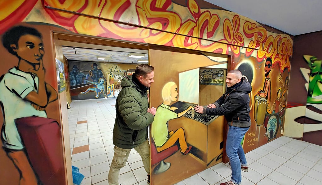 Die Trennwand zwischen den beiden großen Räumen wollen Maik Gundelwein (l.) und Felix Richter durch eine mobile Wand ersetzen.