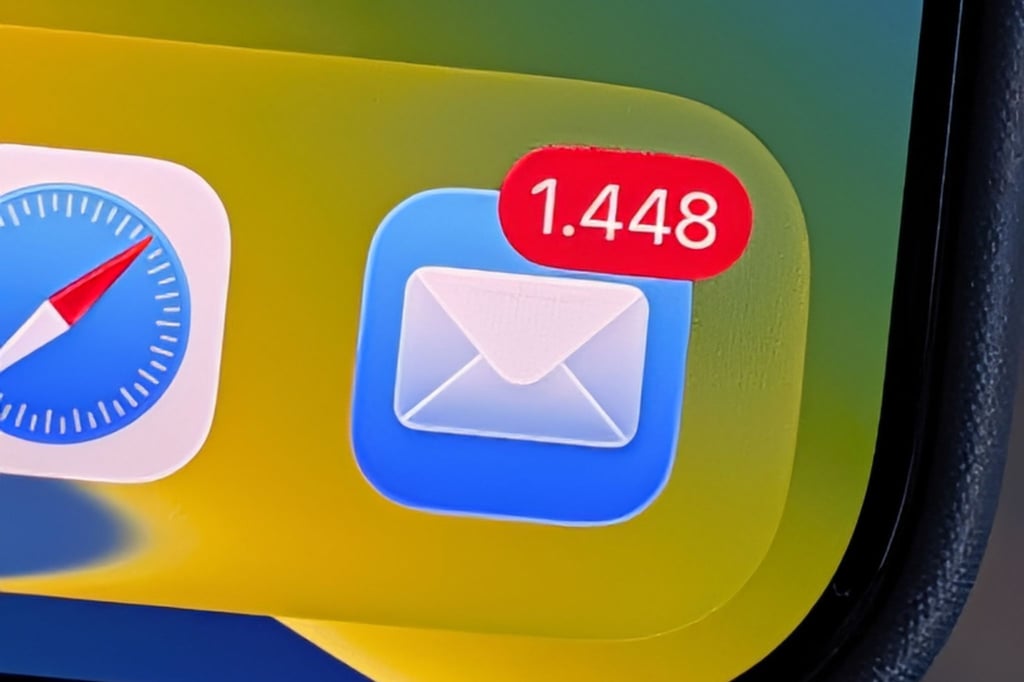 Voll was los im Postfach: Die 4-A-Taktik hilft, Stress durch E-Mail-Flut gelassen zu begegnen: Annehmen, abkühlen, analysieren und aktiv werden.