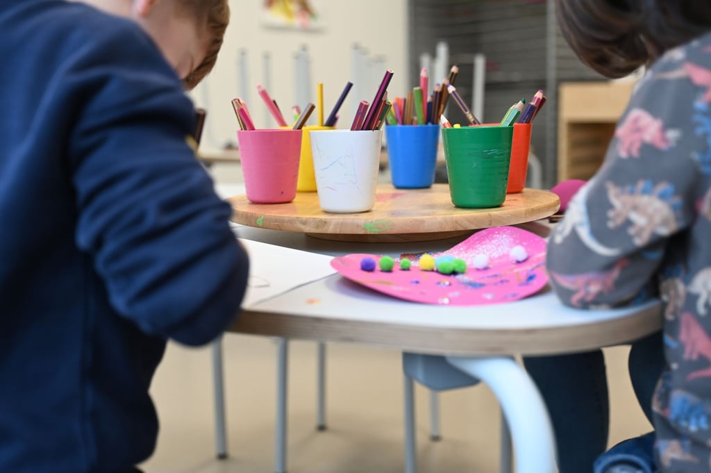 Nur in wenigen Kitas ist die Personalausstattung laut einer Studie optimal. (Archivbild)