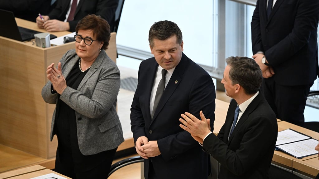 Sven Schulze (CDU) nimmt den Applaus im Plenarsaal des Landtages von Sachsen-Anhalt entgegen. Schulze wurde zum neuen Ministerpräsidenten des Landes gewählt.